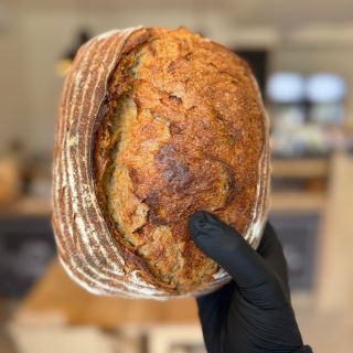 Přijď ochutnat rozdíl, který poznáš hned při prvním soustu. 💛 U nás seženeš jen kváskový chléb, který má řadu zdravotních...