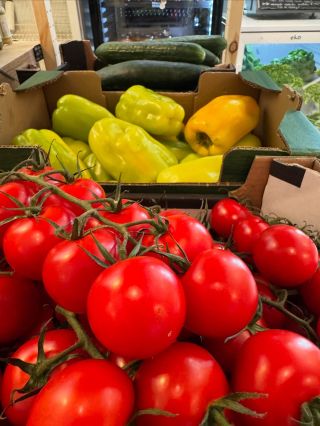 Vážení zákazníci, dnes (pondělí 18.8.) k nám dorazí čerstvá zelenina a ovoce z lokálních polí! @zezahratky budou...